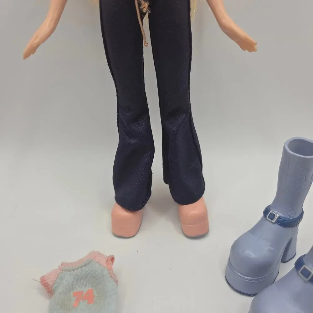 Vintage 2002 Bratz Flaunt It Cloe Doll with Original Clothes Shoes + Bag